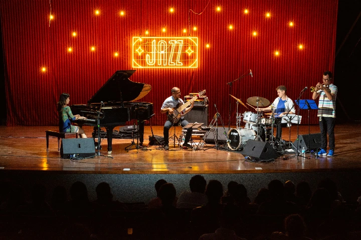 Jazzband mit Flügel live auf der Bühne